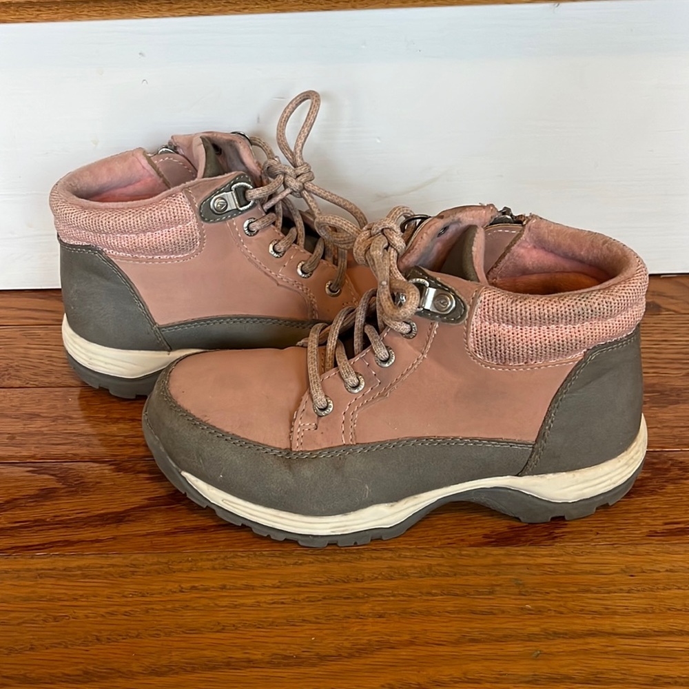Size 1 sporto pink/grey boot. Fleece lining, zipper for easy on/off.